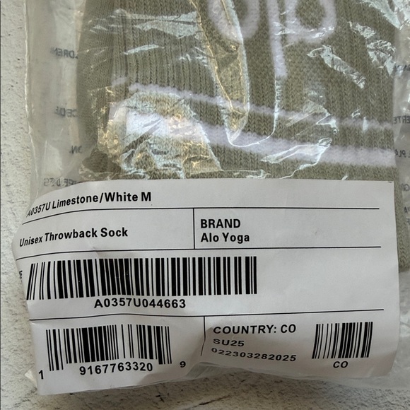 ALO Yoga Unisex Throwback Sock - Picture 5 of 6